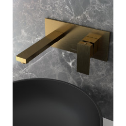 Смеситель для умывальника из стены Qubic Bronze